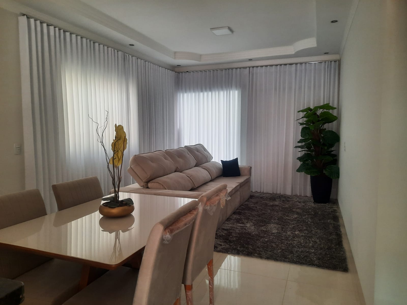 Cortina em Voil liso com forro em cetim.Sala de tv integrada a de jantar